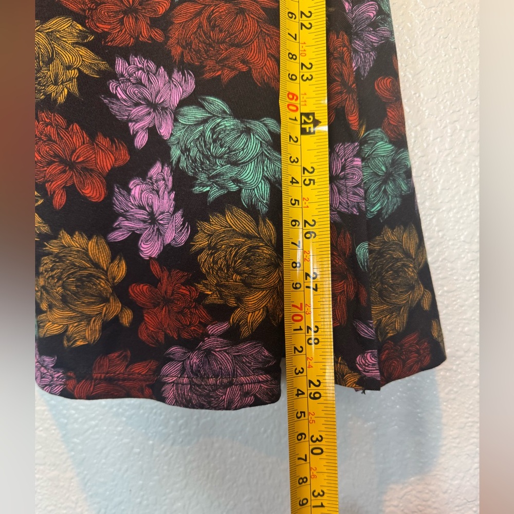 LUC XS LuLaRoe Floral Short Sleeve Top - Black, w/Pink, Orange , Green - Picture 5 of 8